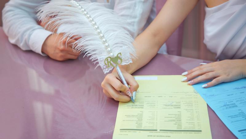 O tânără dorește să se căsătorească fără să-și invite familia la nuntă. Mesajul ei a devenit viral: „Vreau o nuntă mică”