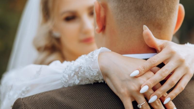 O tânără dorește să se căsătorească fără să-și invite familia la nuntă. Mesajul ei a devenit viral: „Vreau o nuntă mică”