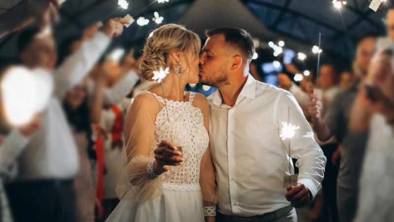 O tânără dorește să se căsătorească fără să-și invite familia la nuntă. Mesajul ei a devenit viral: „Vreau o nuntă mică”