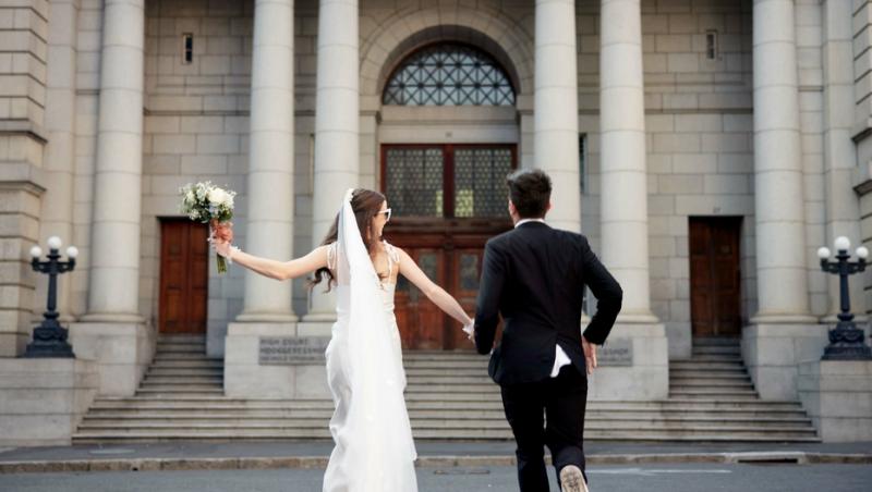 O tânără dorește să se căsătorească fără să-și invite familia la nuntă. Mesajul ei a devenit viral: „Vreau o nuntă mică”