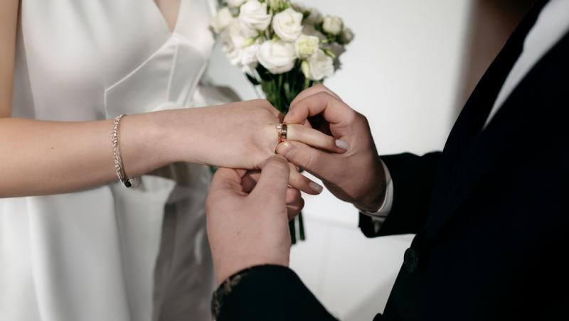 O tânără dorește să se căsătorească fără să-și invite familia la nuntă. Mesajul ei a devenit viral: „Vreau o nuntă mică”