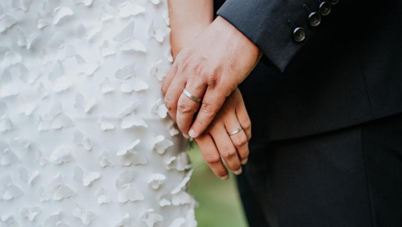 O tânără dorește să se căsătorească fără să-și invite familia la nuntă. Mesajul ei a devenit viral: „Vreau o nuntă mică”