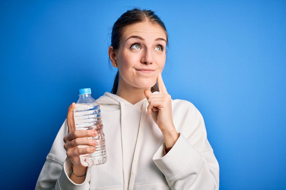 Te simți deshidratat, deși bei suficientă apă? Iată care ar putea fi cauzele