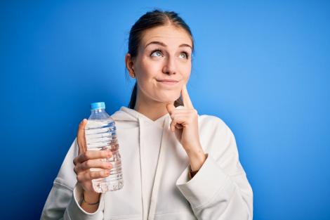 Te simți deshidratat, deși bei suficientă apă? Iată care ar putea fi cauzele