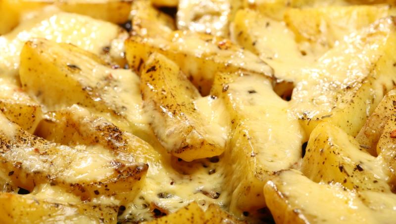 imagine cu cartofi prajiti cu branza
