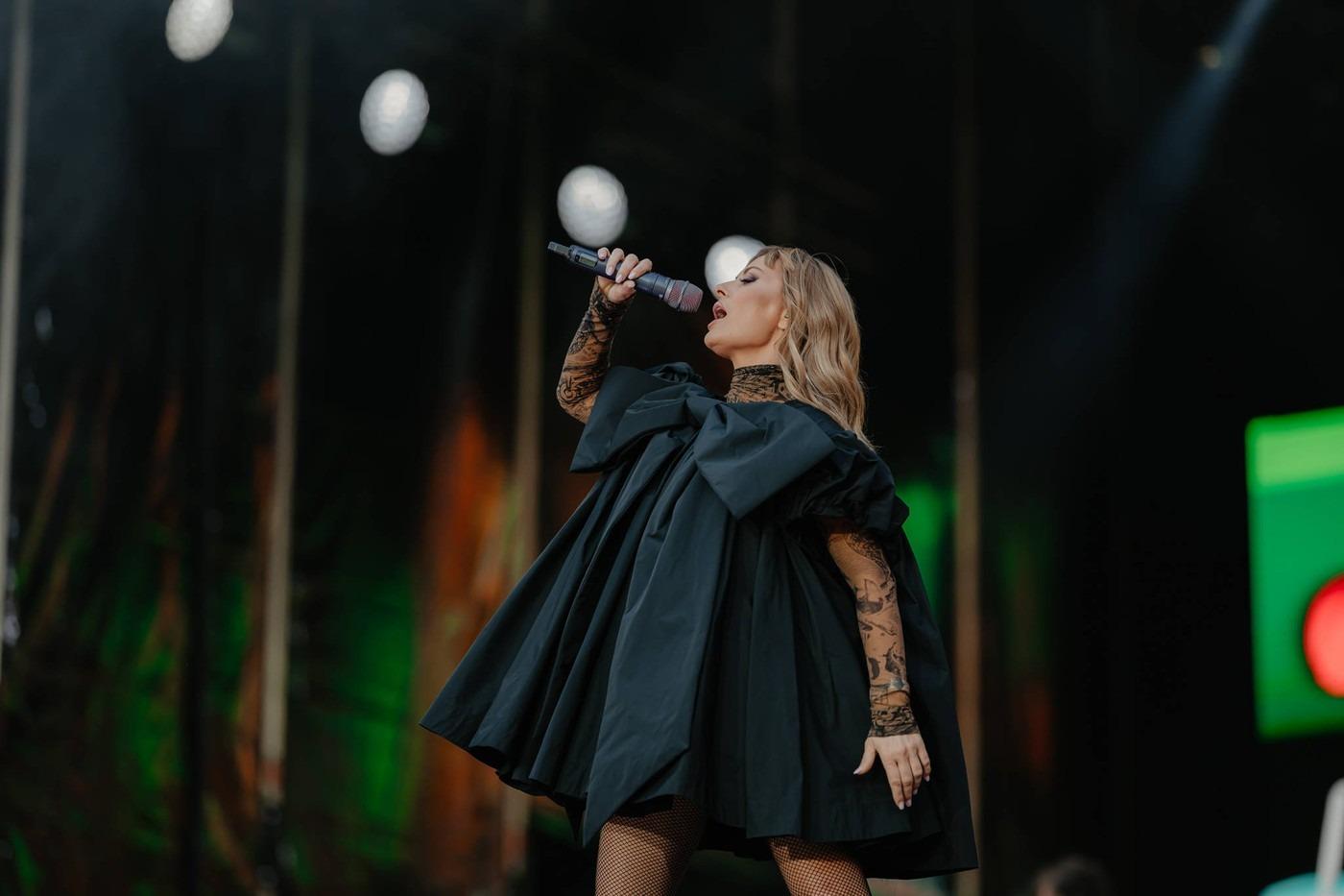 Delia, o nouă apariție curajoasă. Cât costă cizmele din piele de șarpe purtate de divă în plină vară