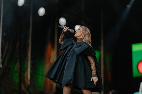 Delia, o nouă apariție curajoasă. Cât costă cizmele din piele de șarpe purtate de divă în plină vară