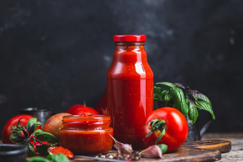 Suc de roșii pentru iarnă ca la bunica. C&acirc;t se fierbe și cum se păstreaza corect