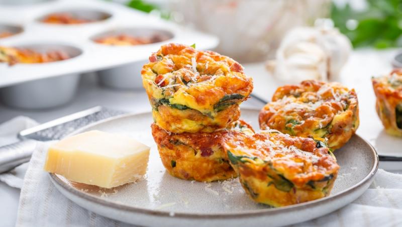 brioșe pentru mic-dejun pe o farfurie