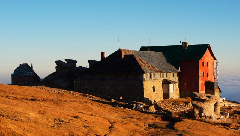 Cabana Babele a fost scoasă la vânzare. Cât costă proprietatea situată în inima Masivului Bucegi