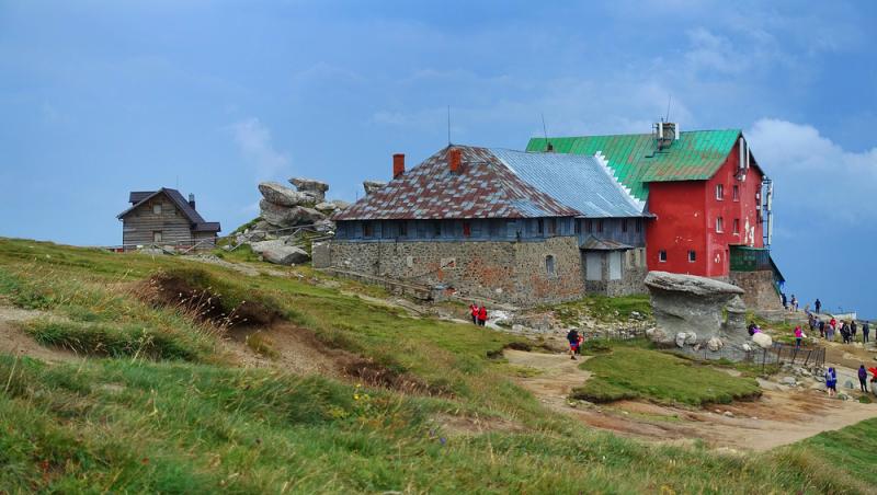 Cabana Babele a fost scoasă la vânzare. Cât costă proprietatea situată în inima Masivului Bucegi