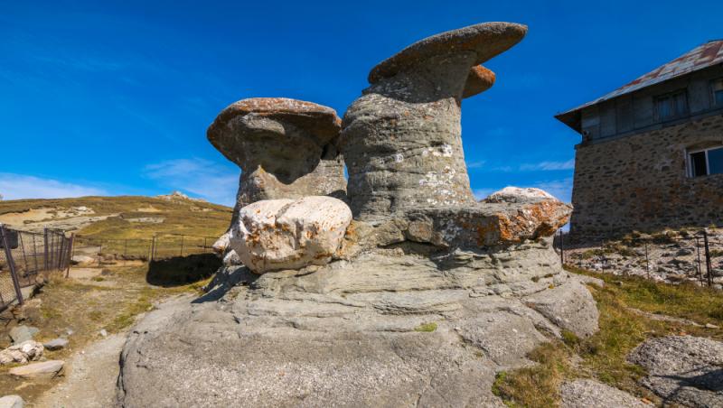 Cabana Babele a fost scoasă la vânzare. Cât costă proprietatea situată în inima Masivului Bucegi