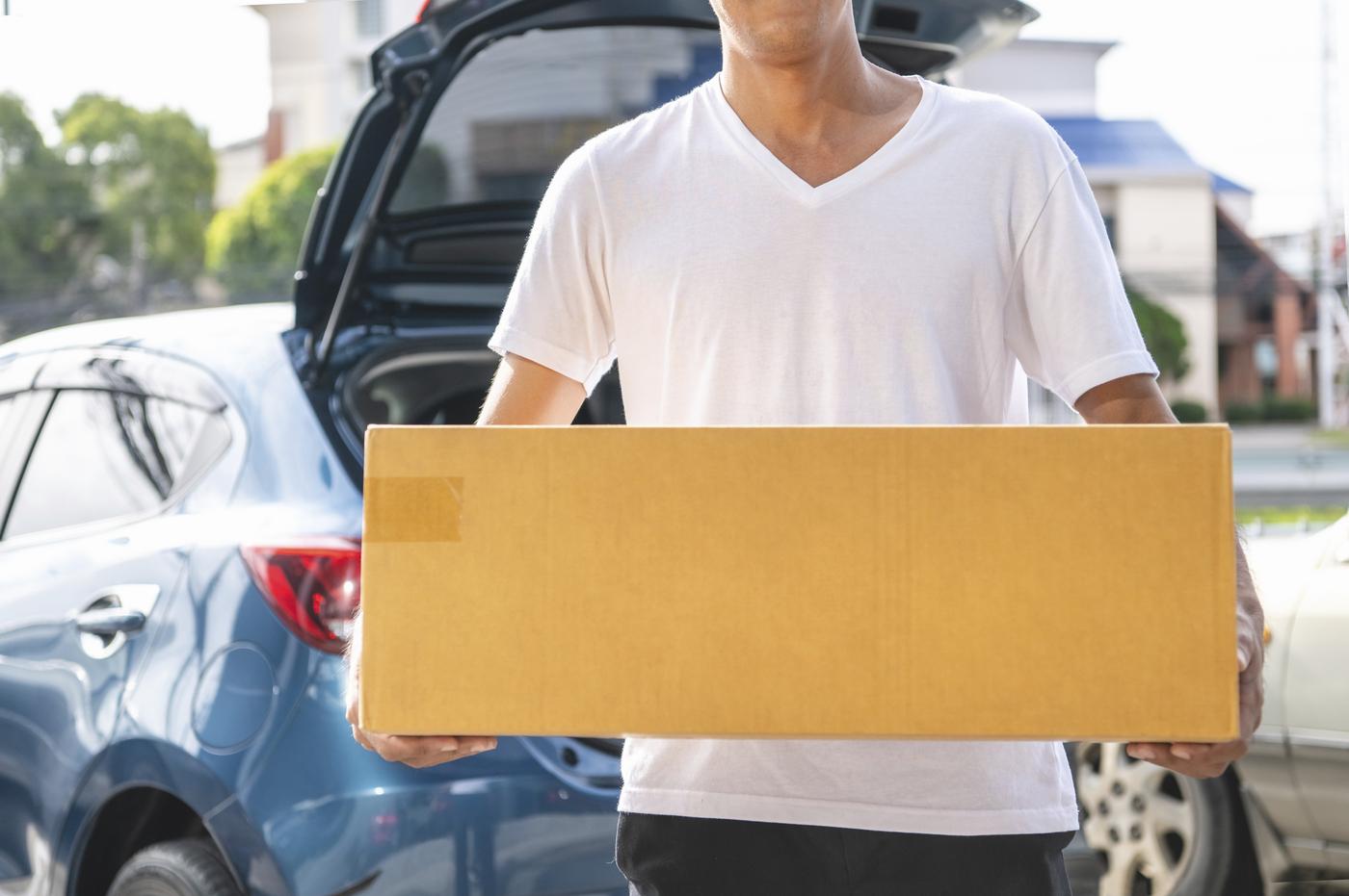 barbat cu cutie in maini