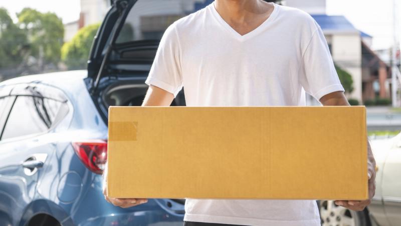 barbat cu cutie in maini