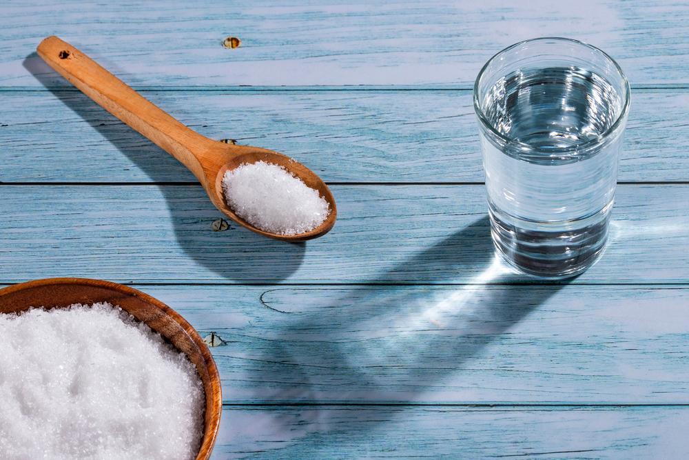 Ce se întâmplă dacă bei apă cu sare amară. Efectele pe care le are pentru organism