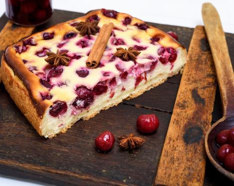 Prăjitură cu vișine și griș. Un desert extrem de delicios pe care merită să-l încerci