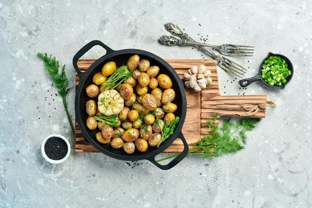 Cea mai gustoasă rețetă de cartofi la cuptor cu rozmarin. Garnitura perfectă pentru friptură