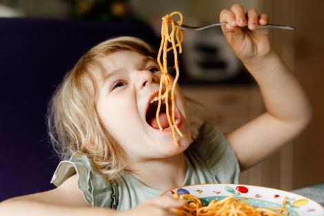 Studiu: Copii mănâncă mai mult după ce văd doar cinci minute de reclame la junk food