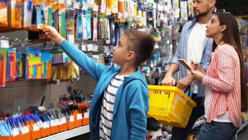 Cât costă un set de rechizite pentru noul an școlar. Puțini știu de existența cardurilor educaționale