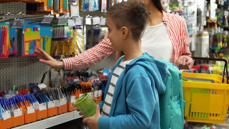 Cât costă un set de rechizite pentru noul an școlar. Puțini știu de existența cardurilor educaționale