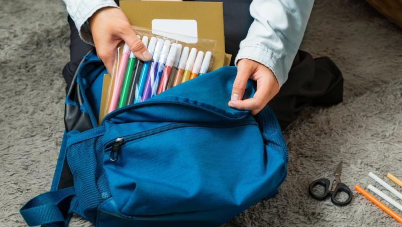 Cât costă un set de rechizite pentru noul an școlar. Puțini știu de existența cardurilor educaționale