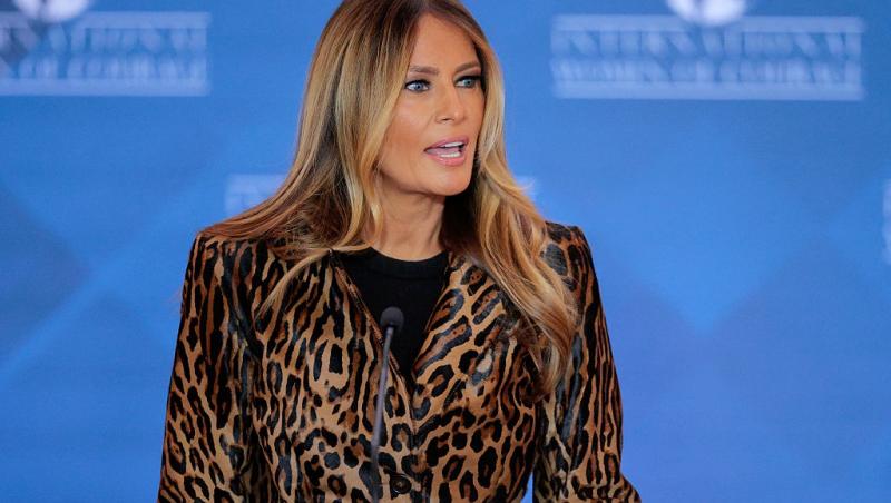 Melania Trump îmbrăcată cu un sacou cu imprimeu leopard, vorbind la microfon