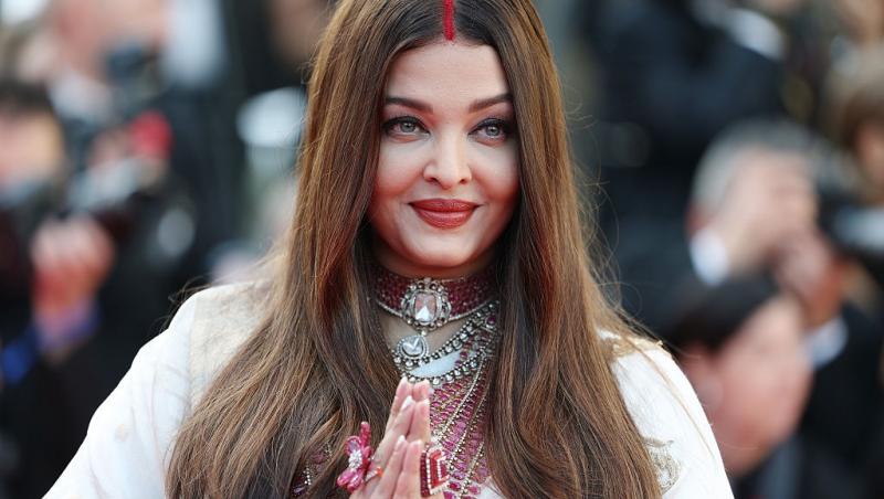 Aishwarya Rai îmbrăcată într-o ținută albă
