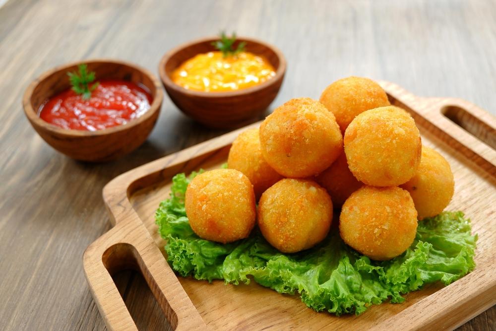 Chiftele de cartofi cu br&acirc;nză. Rețeta care se face rapid și place tuturor