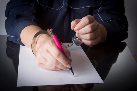 O femeie a scăpat de pedeapsa cu cinci ani de închisoare. De ce nu a mai fost încarcerată