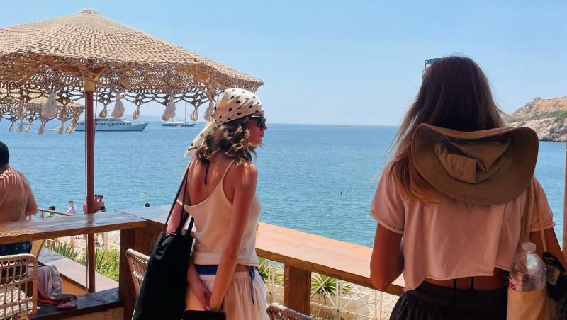 Maria Țăpușă, vacanță între prietene, joburi și apusuri grecești: „Mi-am dat seama cât de adaptabilă pot fi”