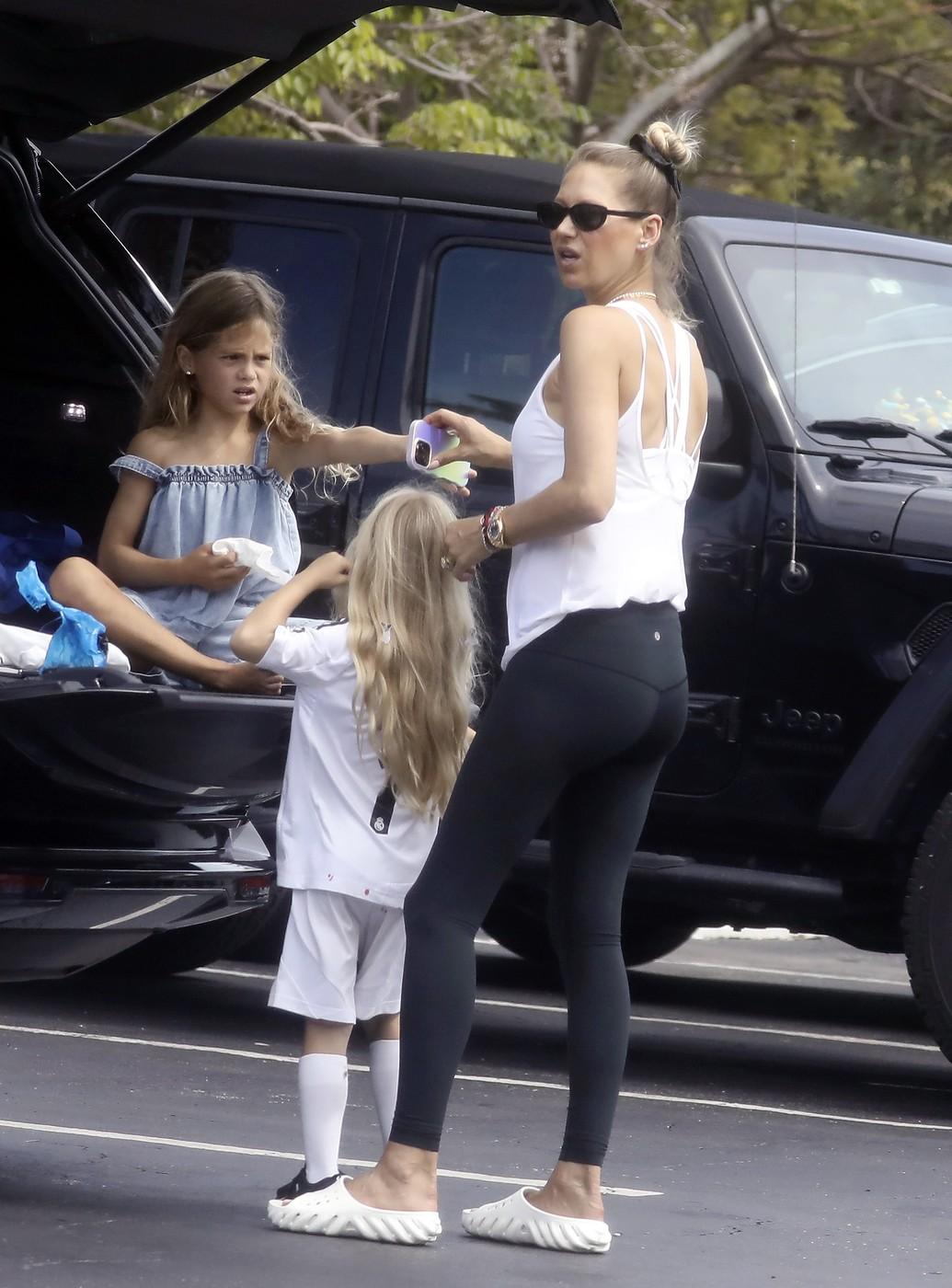 Anna Kournikova, făcând cumpărături în Miami Beach, într-o ținută lejeră alb-negru