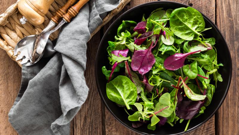 Pentru o salată delicioasă combină mai multe tipuri de frunze verzi cu arome și texturi diferite
