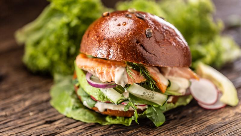 6 rețete de burgeri pentru toate gusturile: de la burger clasic la variante cu pește sau vegane