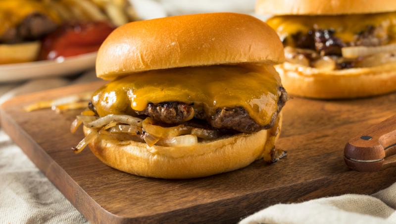 6 rețete de burgeri pentru toate gusturile: de la burger clasic la variante cu pește sau vegane