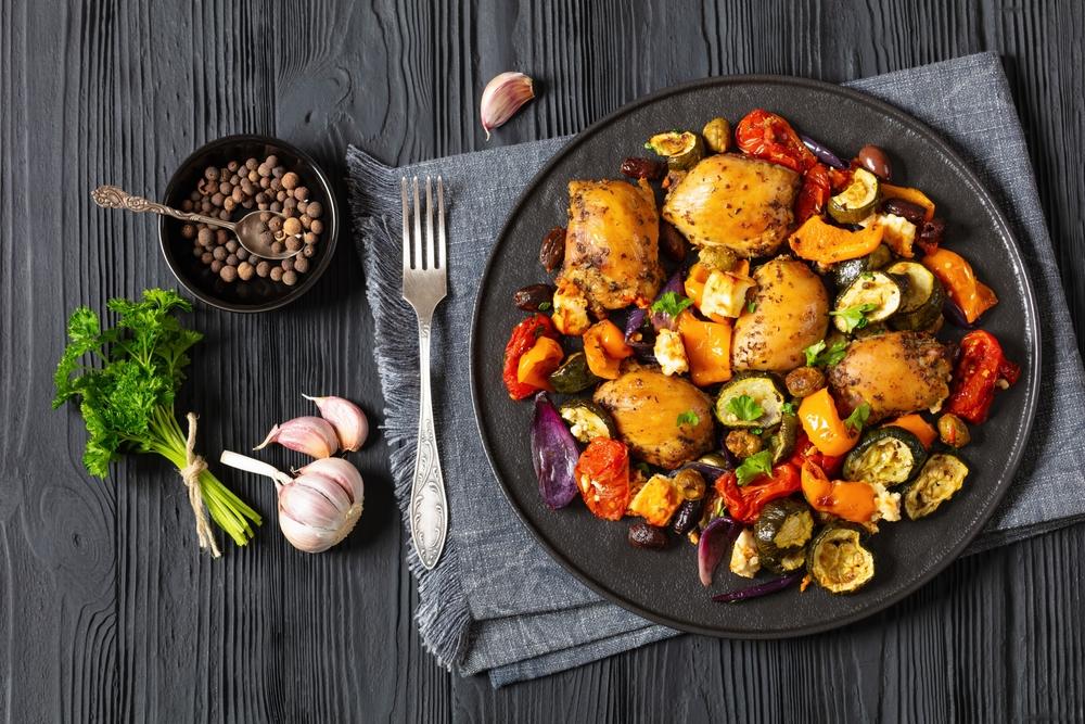 Rețeta de pui cu legume la tigaie. O cină rapidă, servită &icirc;n 15 minute