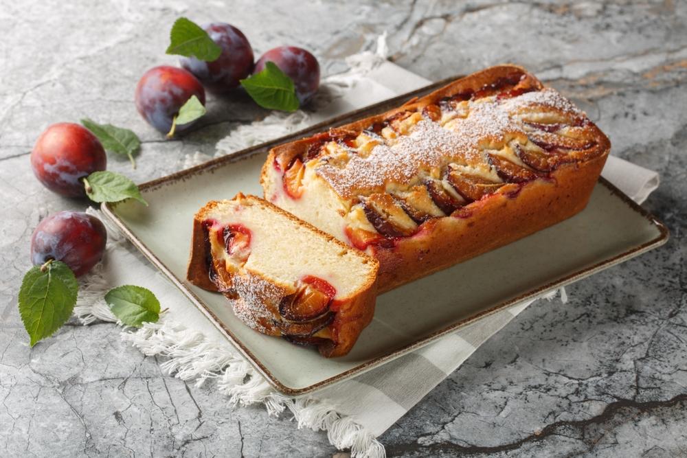 Rețeta de chec pufos cu prune, bun de te lingi pe degete. Desertul perfect și ușor de preparat