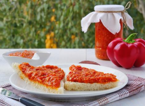 Rețetă clasică pentru iarnă de zacuscă cu vinete