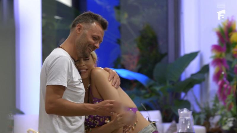 Insula Iubirii, 25 august 2025. Marius Avram și Oana Monea s-au sărutat pe plajă fără rețineri. Ce i-a recunoscut concurentul