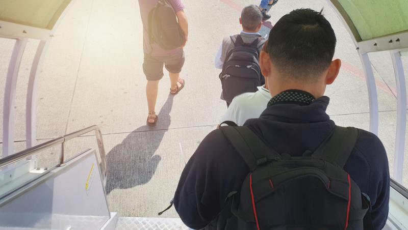 Suvenir controversat din Spania. Cu ce a fost prins un tânăr de oamenii legii