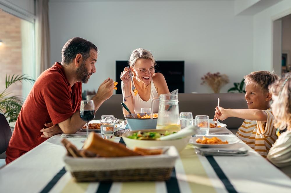 Beneficiile științifice ale meselor &icirc;n familie pentru dezvoltarea copiilor