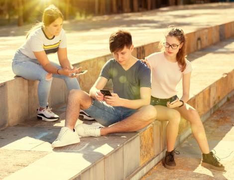 Nu ești de acord cu prietenii copilului? Iată cum să gestionezi situația