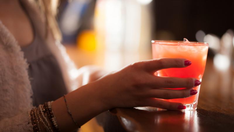 O tânără a orbit după ce a consumat un cocteil în Bali. Ce conținea băutura