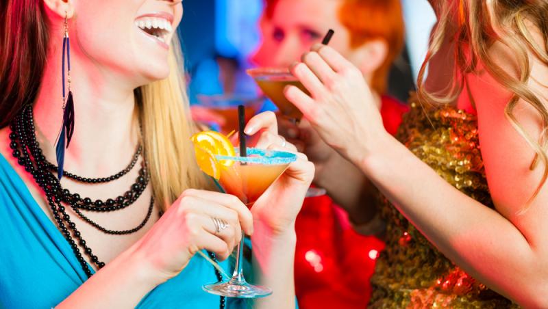 O tânără a orbit după ce a consumat un cocteil în Bali. Ce conținea băutura