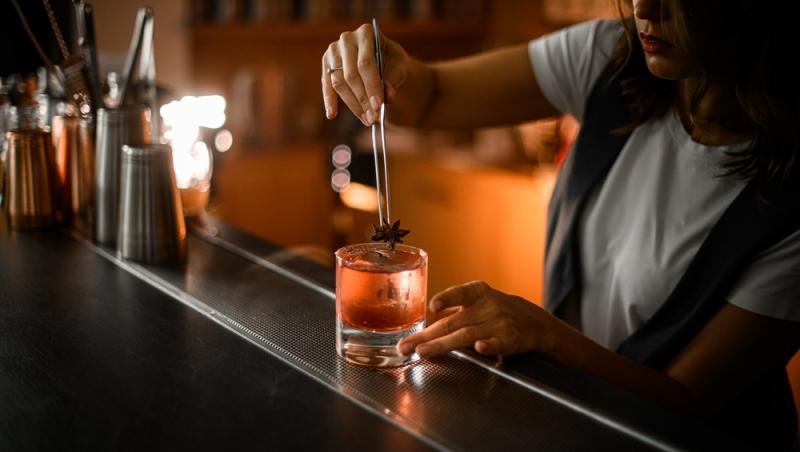 O tânără a orbit după ce a consumat un cocteil în Bali. Ce conținea băutura