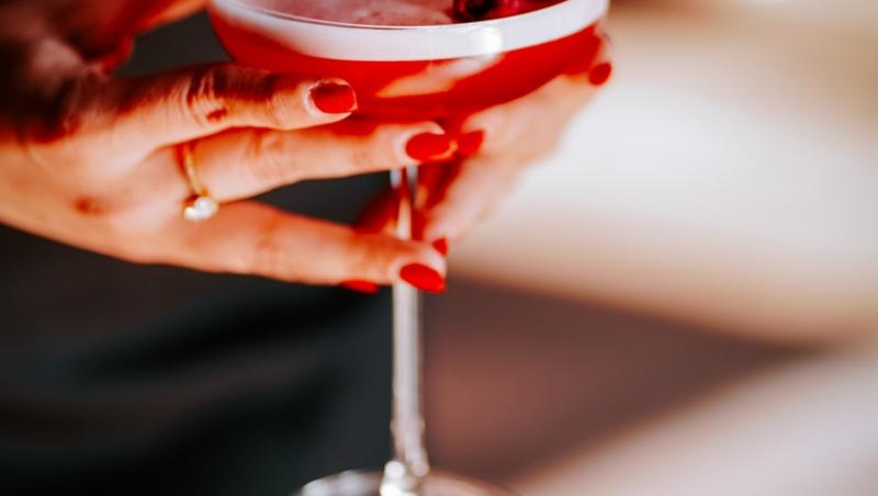 O tânără a orbit după ce a consumat un cocteil în Bali. Ce conținea băutura