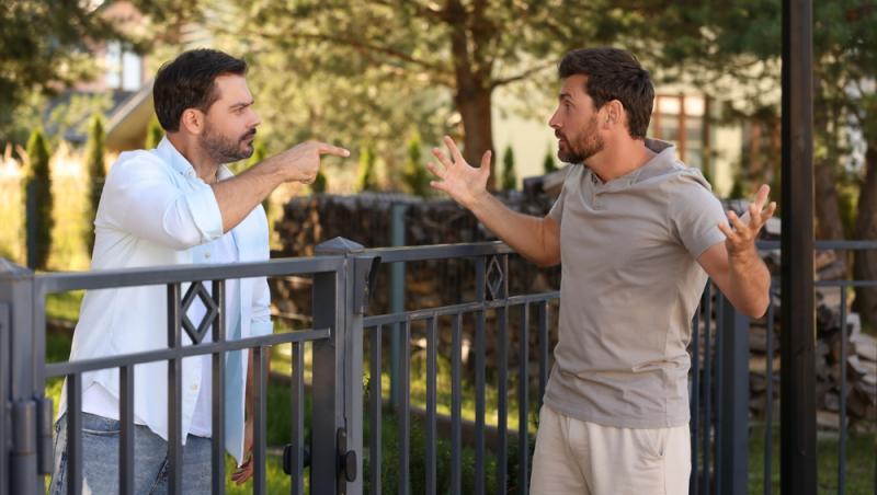 Exces de zel din partea vecinilor. De ce surpriză nu tocmai plăcută a avut parte un cuplu la revenirea din vacanță