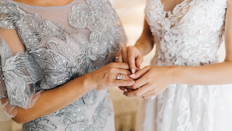 Gestul neobișnuit al unei mame la nunta fiicei sale a stârnit controverse în online: „Oamenii vor crede că încerc să o eclipsez”