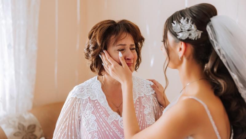 Gestul neobișnuit al unei mame la nunta fiicei sale a stârnit controverse în online: „Oamenii vor crede că încerc să o eclipsez”