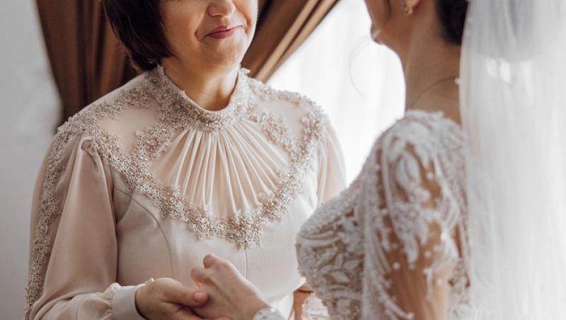 Gestul neobișnuit al unei mame la nunta fiicei sale a stârnit controverse în online: „Oamenii vor crede că încerc să o eclipsez”