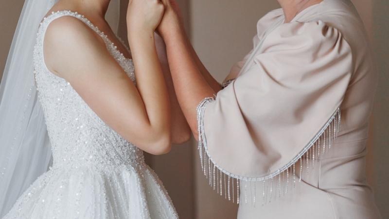 Gestul neobișnuit al unei mame la nunta fiicei sale a stârnit controverse în online: „Oamenii vor crede că încerc să o eclipsez”